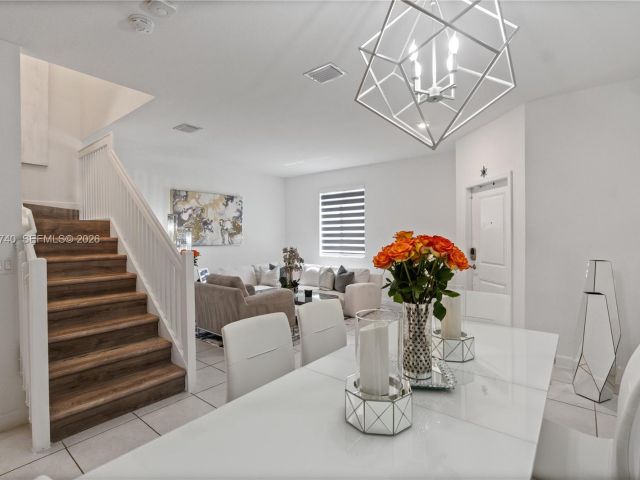 Продажа дома по адресу 21018 NE 8th Ave 21018 - фото 7529834