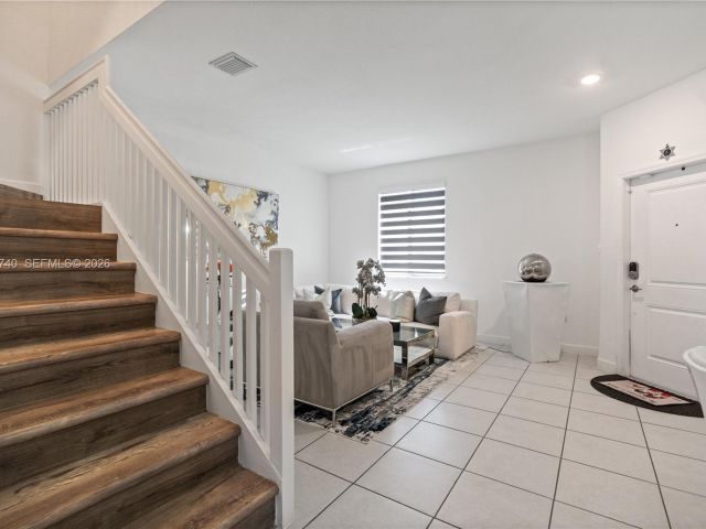 Продажа дома по адресу 21018 NE 8th Ave 21018 - фото 7529835