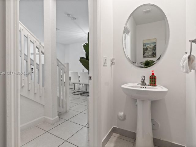 Продажа дома по адресу 21018 NE 8th Ave 21018 - фото 7529836