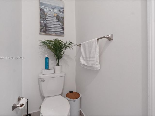 Продажа дома по адресу 21018 NE 8th Ave 21018 - фото 7529837