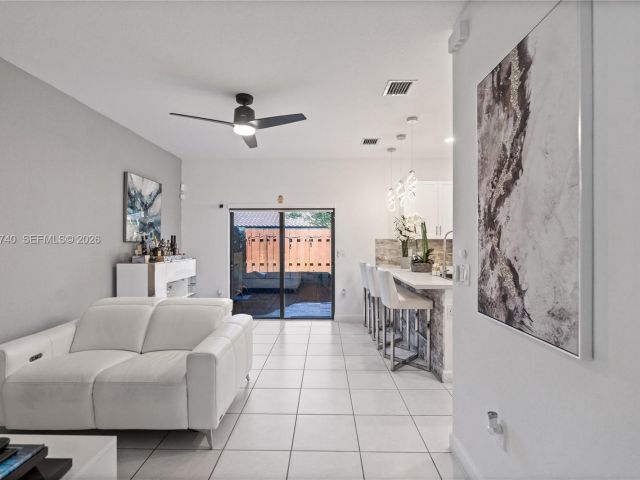 Продажа дома по адресу 21018 NE 8th Ave 21018 - фото 7529838