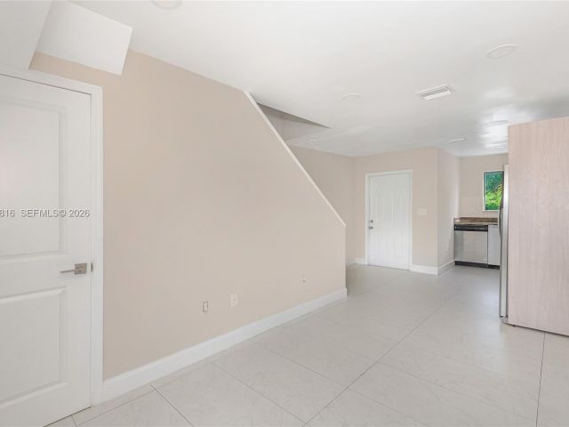 Дом в аренду по адресу 813 NW 3rd Ave 813 - фото 7483281