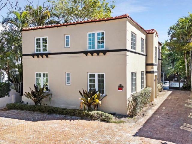 Продажа дома по адресу 1545 Meridian Ave - фото 7469160