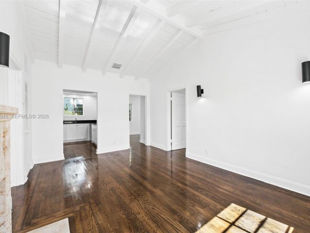 Продажа дома по адресу 1545 Meridian Ave - фото 7469166