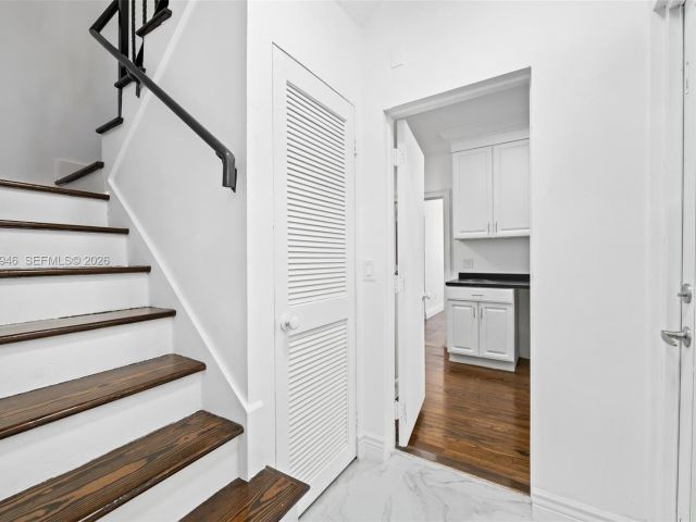 Продажа дома по адресу 1545 Meridian Ave - фото 7469173