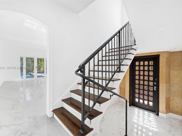 Продажа дома по адресу 1545 Meridian Ave - фото 7469174