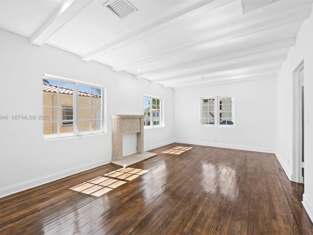 Продажа дома по адресу 1545 Meridian Ave - фото 7469176