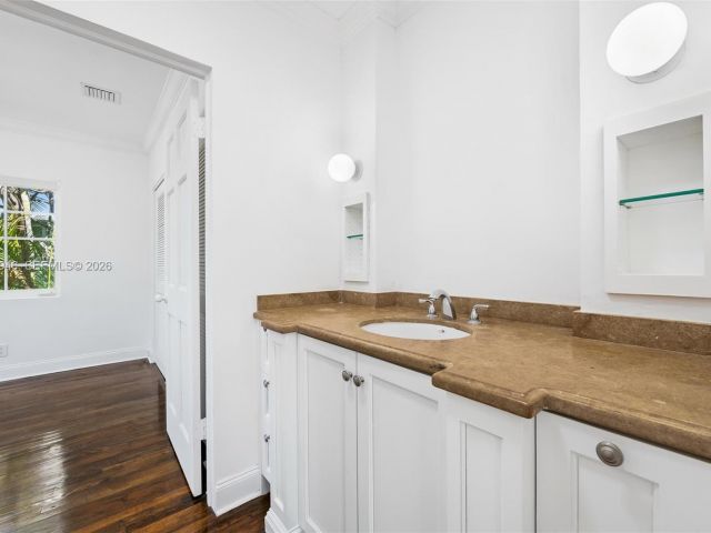 Продажа дома по адресу 1545 Meridian Ave - фото 7469178