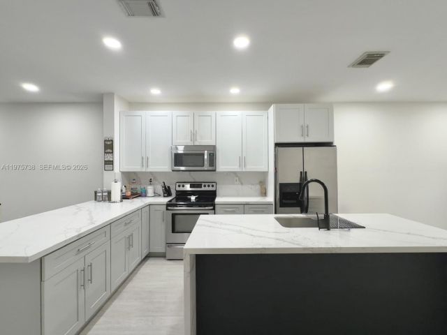 Дом в аренду по адресу 11269 SW 231st LN - фото 7465331