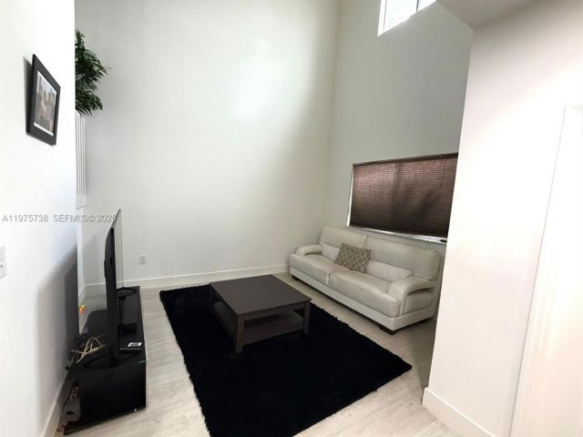 Дом в аренду по адресу 11269 SW 231st LN - фото 7465334