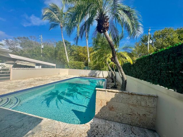 Дом в аренду по адресу 747 N Northlake Dr 747 - фото 7473970