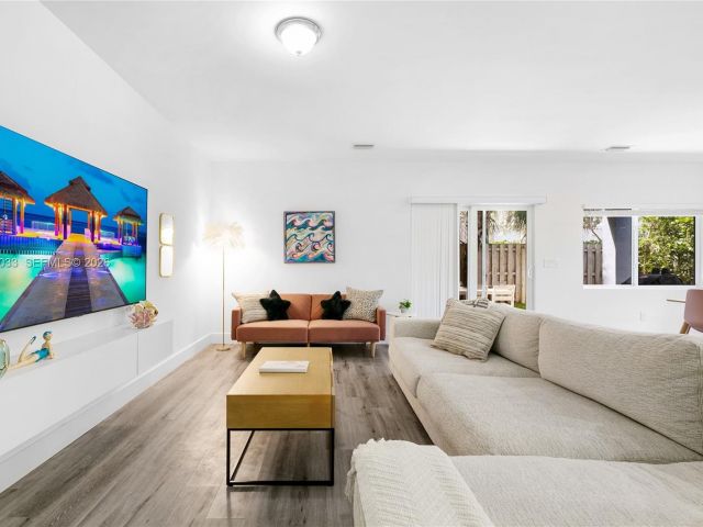 Дом в аренду по адресу 1123 NE 23rd Ter 1123 - фото 7478662