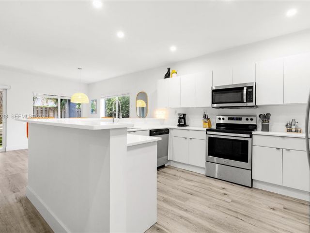 Дом в аренду по адресу 1123 NE 23rd Ter 1123 - фото 7478664