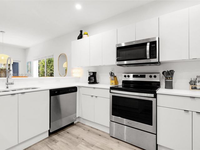 Дом в аренду по адресу 1123 NE 23rd Ter 1123 - фото 7478665