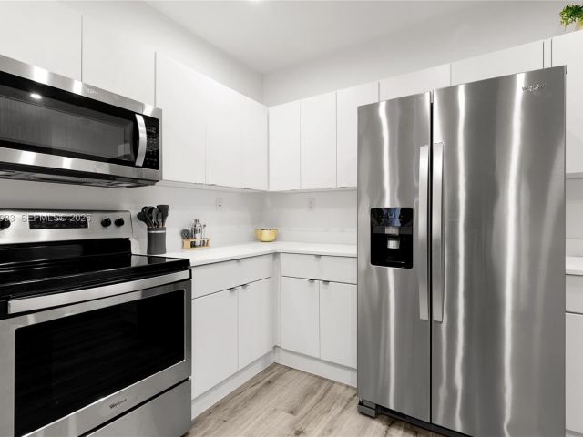 Дом в аренду по адресу 1123 NE 23rd Ter 1123 - фото 7478666