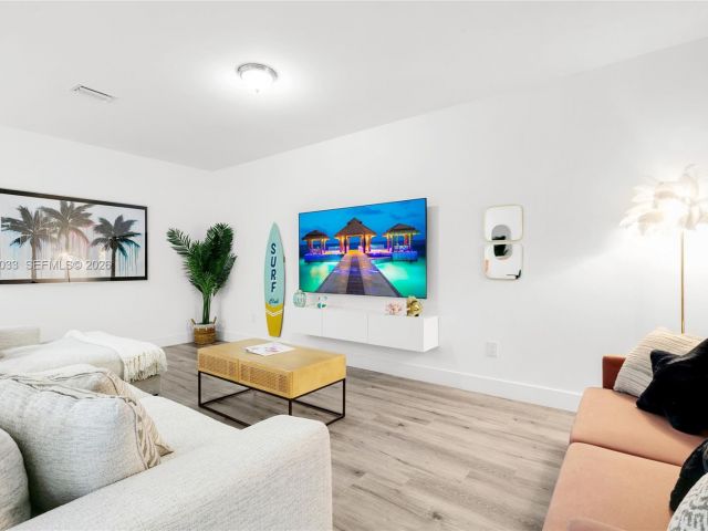 Дом в аренду по адресу 1123 NE 23rd Ter 1123 - фото 7478671