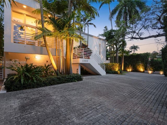 Продажа дома по адресу 1880 S Bayshore Dr - фото 7528354