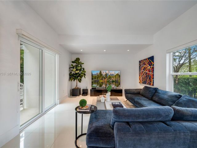 Продажа дома по адресу 1880 S Bayshore Dr - фото 7528357