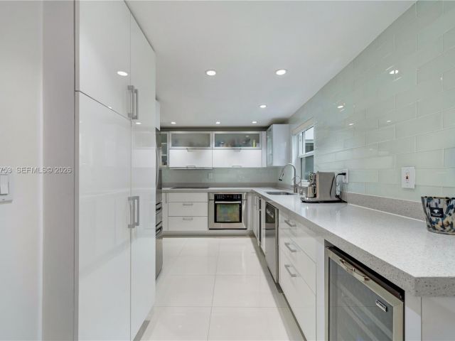 Продажа дома по адресу 1880 S Bayshore Dr - фото 7528358