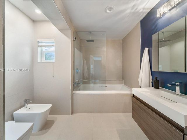 Продажа дома по адресу 1880 S Bayshore Dr - фото 7528360