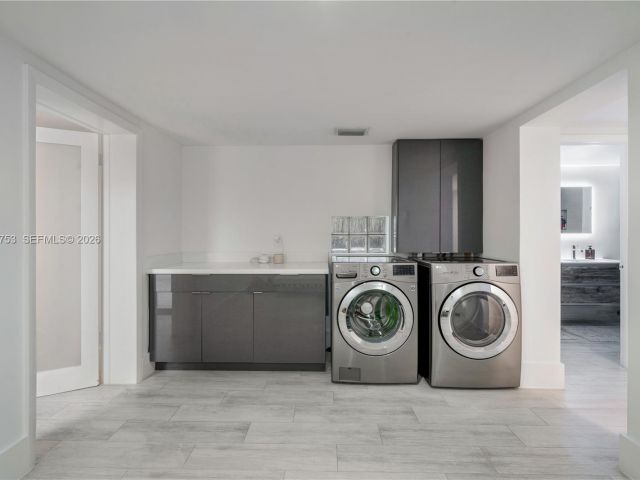 Продажа дома по адресу 1880 S Bayshore Dr - фото 7528363