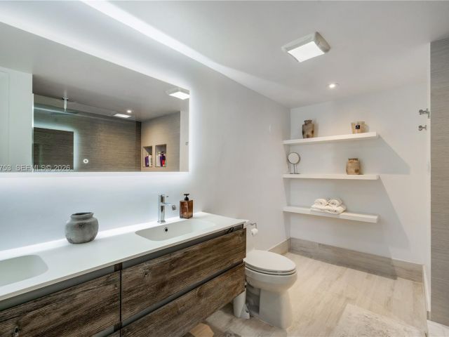 Продажа дома по адресу 1880 S Bayshore Dr - фото 7528364