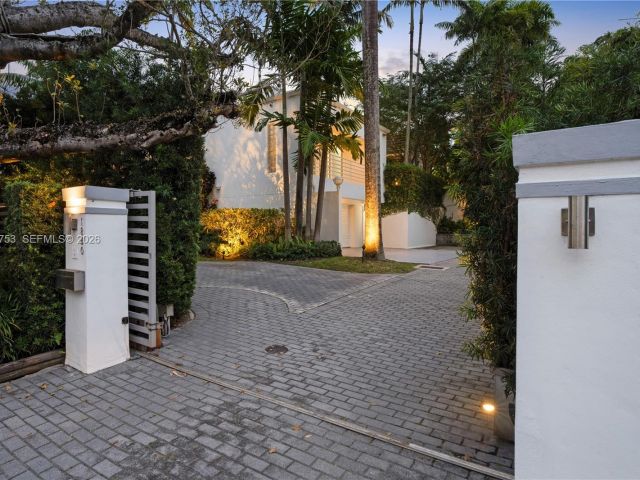 Продажа дома по адресу 1880 S Bayshore Dr - фото 7528366