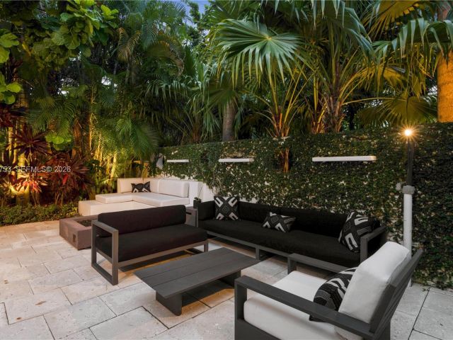 Продажа дома по адресу 1880 S Bayshore Dr - фото 7528368