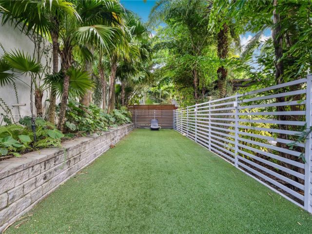 Продажа дома по адресу 1880 S Bayshore Dr - фото 7528369