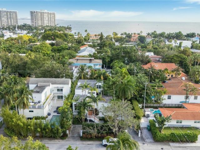 Продажа дома по адресу 1880 S Bayshore Dr - фото 7528370