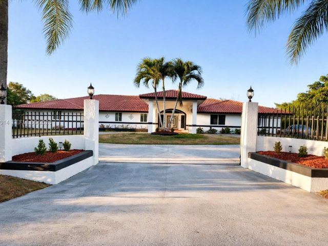 Продажа дома по адресу 20825 SW 242nd St - фото 7461127