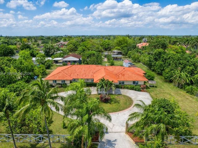 Продажа дома по адресу 20825 SW 242nd St - фото 7461128