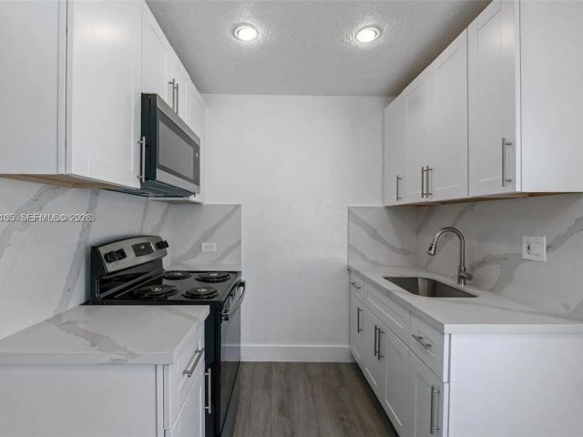 Дом в аренду по адресу 2410 NW 159th Ter - фото 7479441