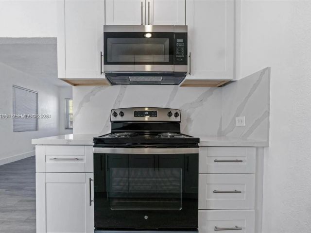 Дом в аренду по адресу 2410 NW 159th Ter - фото 7479442