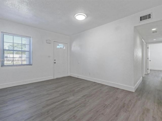 Дом в аренду по адресу 2410 NW 159th Ter - фото 7479452