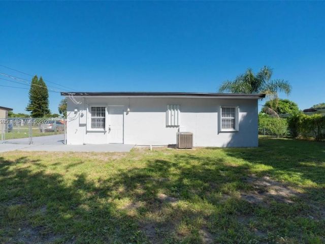 Дом в аренду по адресу 2410 NW 159th Ter - фото 7479454