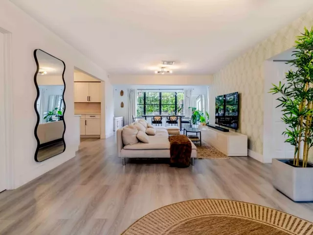 Продажа дома по адресу 2515 NE 207th Street - фото 9380358