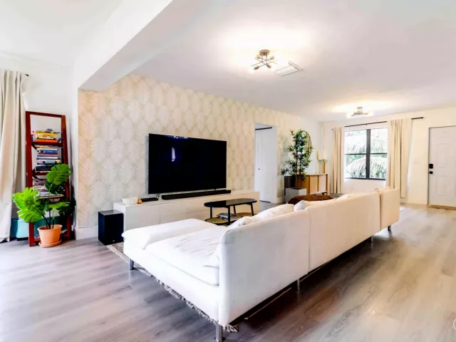 Продажа дома по адресу 2515 NE 207th Street - фото 9380355