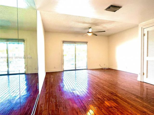 Дом в аренду по адресу 2533 NE 15th St - фото 7478323