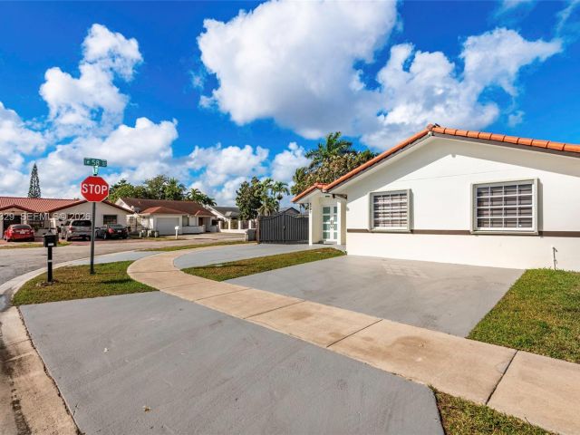 Продажа дома по адресу 5790 SW 148th Pl - фото 7517414