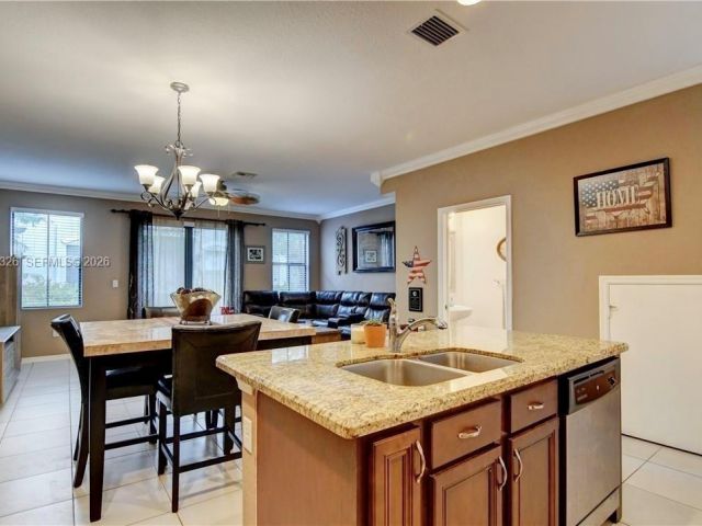 Продажа дома по адресу 1071 NW 33rd Ct - фото 7524366