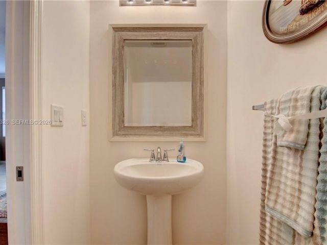 Продажа дома по адресу 1071 NW 33rd Ct - фото 7524372