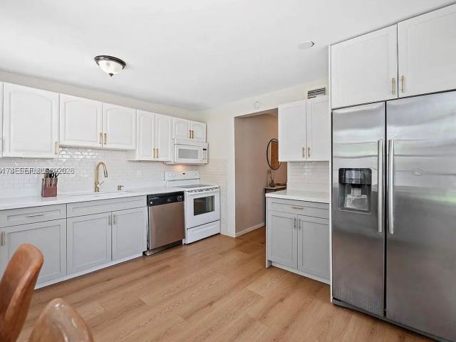 Дом в аренду по адресу 1480 SW 26th Ave - фото 7513108