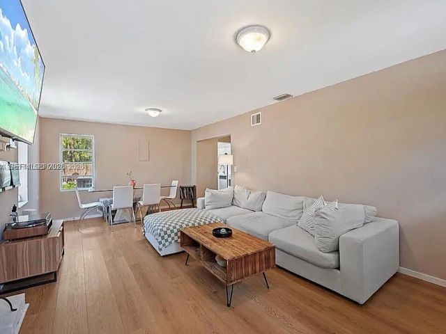 Дом в аренду по адресу 1480 SW 26th Ave - фото 7513111