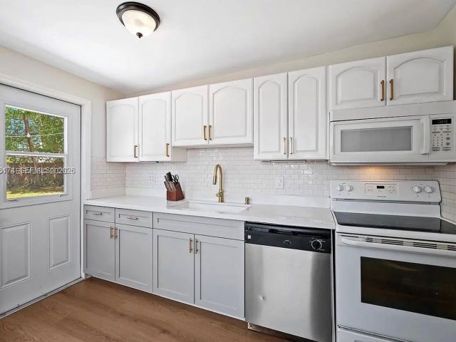 Дом в аренду по адресу 1480 SW 26th Ave - фото 7513115