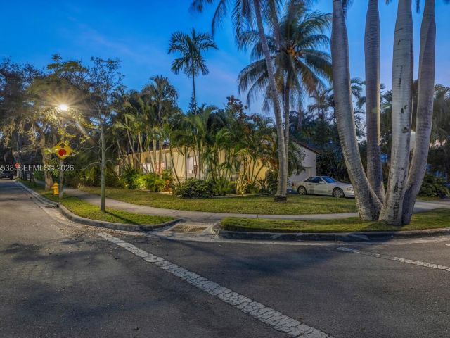 Продажа дома по адресу 7630 NE 8th Ave - фото 7521554