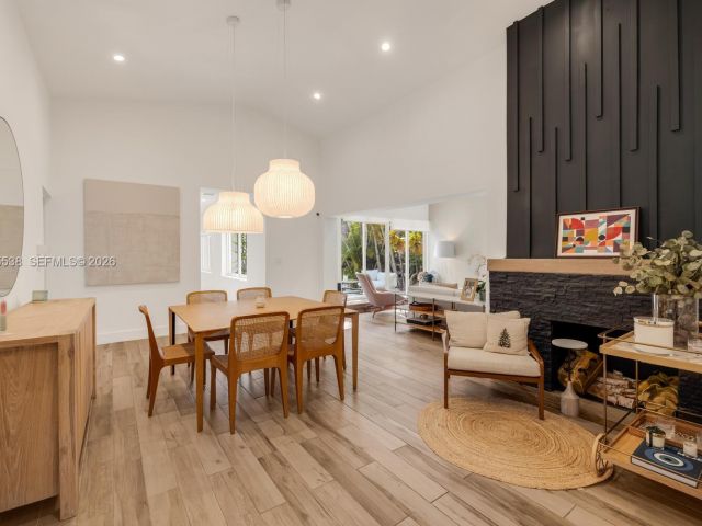 Продажа дома по адресу 7630 NE 8th Ave - фото 7521555