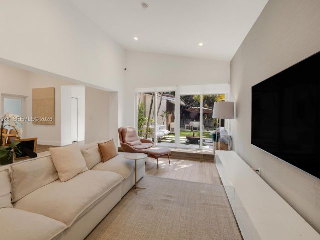 Продажа дома по адресу 7630 NE 8th Ave - фото 7521556