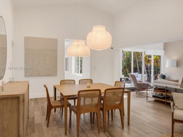 Продажа дома по адресу 7630 NE 8th Ave - фото 7521559