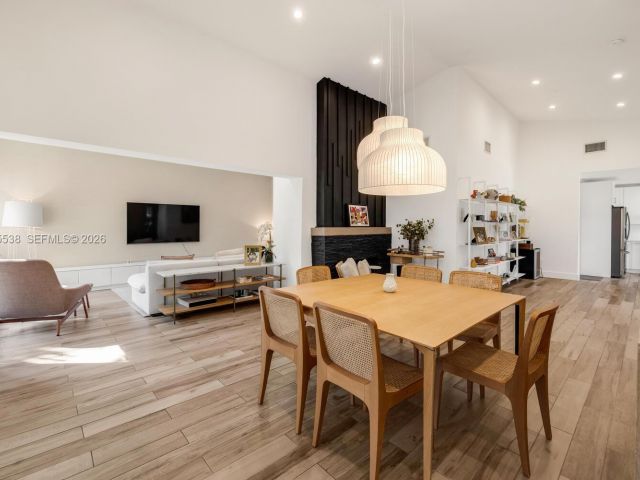 Продажа дома по адресу 7630 NE 8th Ave - фото 7521560